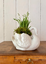 Load image into Gallery viewer, White swan vase
