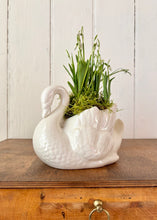 Load image into Gallery viewer, White swan vase
