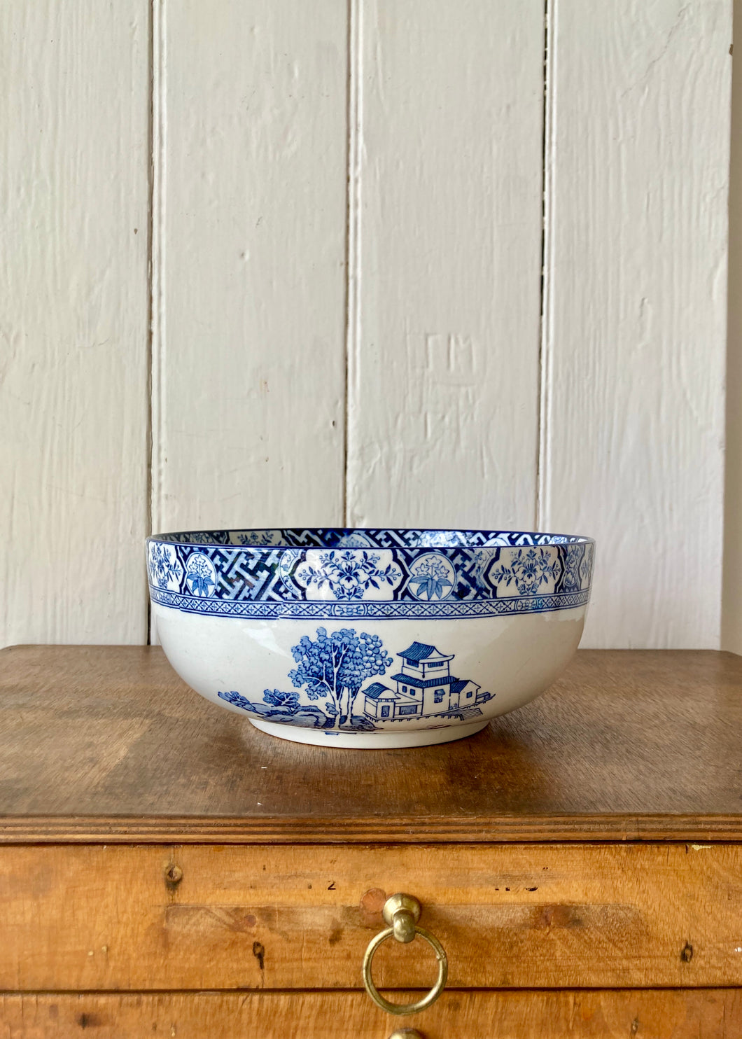 Blue and white Willow Pattern medium sized bowl